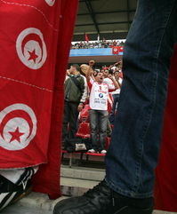 2005联合会杯揭幕 突尼斯球迷呐喊助威 