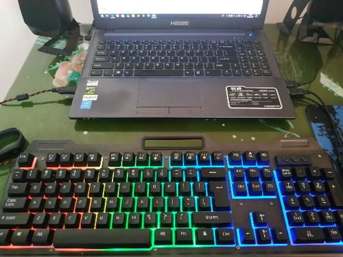 我笔记本用外接键盘,键盘插上发光但是用不了怎么按都没反应 而且设备里没有显示键盘,是不是键盘坏了 