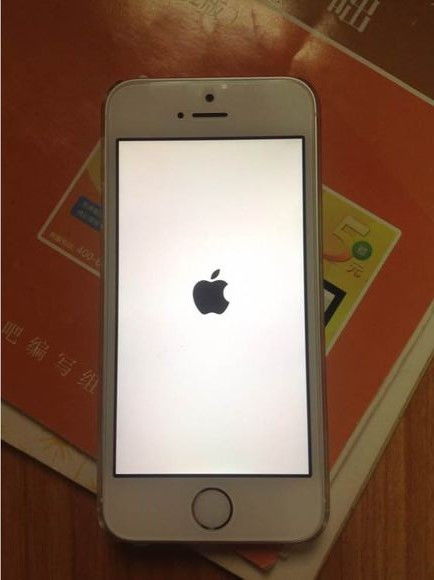 苹果手机开机怎么会显示黑色背景白色苹果标志 