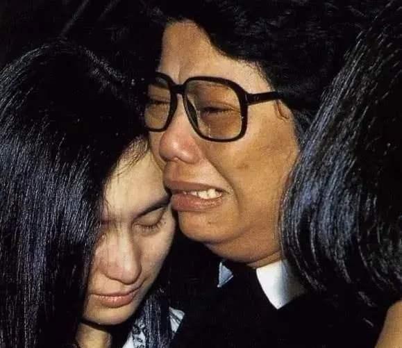 1991年陈百强参加何超琼婚礼,2年后何超琼为其扶灵,当场痛哭