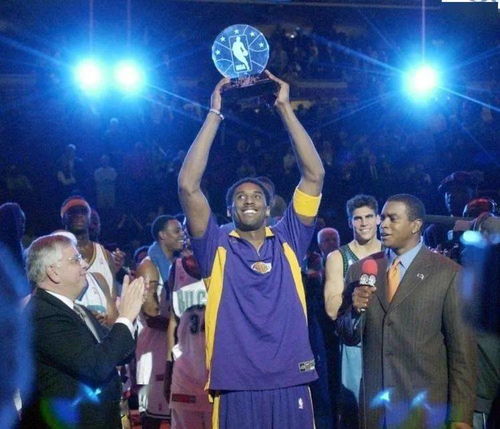 在2002年的NBA全明星赛中,科比首次夺得全明星正赛MVP