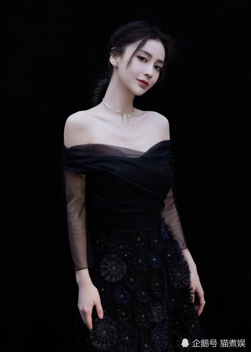 杨颖一身黑色薄纱裙现身微博之夜,荣获微博年度女神