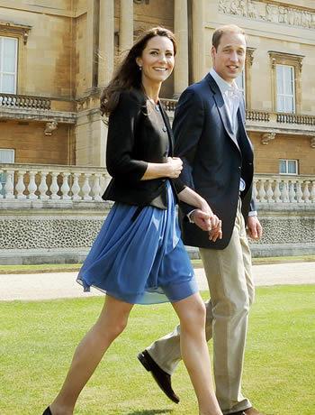 打破皇室时尚禁忌,凯特皇妃当着英女王的面穿楔形鞋出席活动
