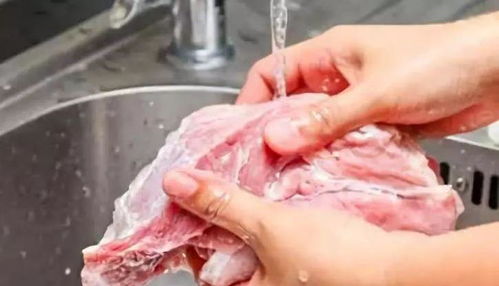洗猪肉,不要只用清水冲洗,教您一招,猪肉干净无腥味,放心吃