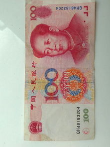我有一张2005年的100元钞票,本来应该在中间的电话却印在了左下角,属于印刷错误,钱在银行验过是 