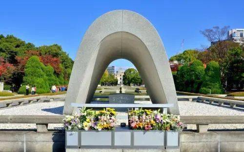 位于广岛的和平纪念碑(广岛和平中心纪念馆与纪念券门)