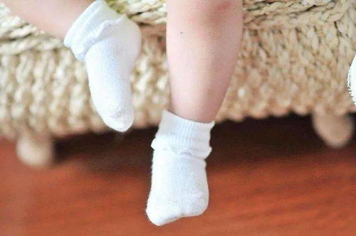 冬天别给宝宝穿这种袜子,有可能影响发育 这样穿袜子宝宝才更健康