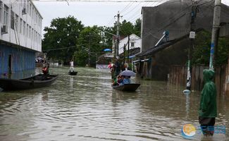 安徽宣城洪水淹没村庄 小汽车遭遇没顶之灾