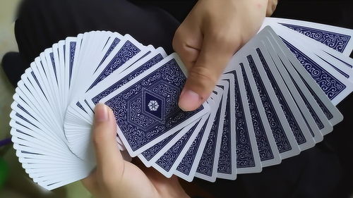 花式扑克牌,怎么用扑克牌展成S型,不一样玩扑克牌的方式 
