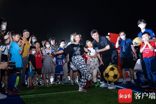 椰视频 前中国男足队员李毅现身2022中超联赛揭幕战嘉年华活动 
