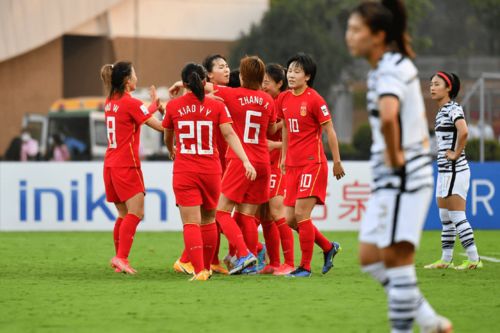 时隔十六年,中国女足再捧亚洲杯