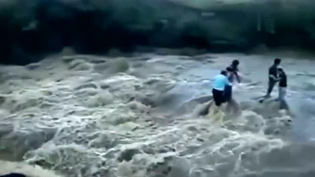 洪水爆发的10秒视频素材(洪水爆发时的视频)
