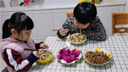 孩子们的晚餐,手擀面配上秘制香菇酱,学习累营养要跟得上 