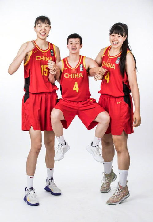 中国女篮官方写真出炉 第一美女自信满满,主力后卫 很爷们