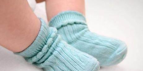 为什么孩子是总喜欢脱袜子 这三个原因,作为爸妈心里要有数