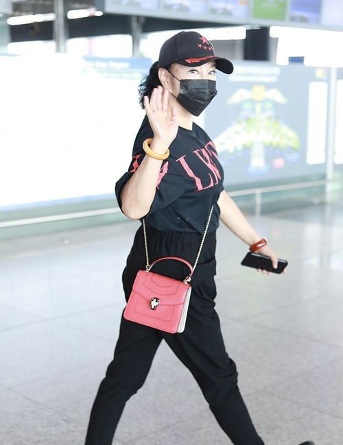 刘晓庆哪里肯服老,穿T恤配粉包招摇走机场,洋气又减龄哪像68岁