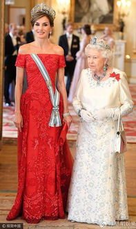 西班牙王妃戴皇冠高贵优雅 与英国女王上演 最萌身高差