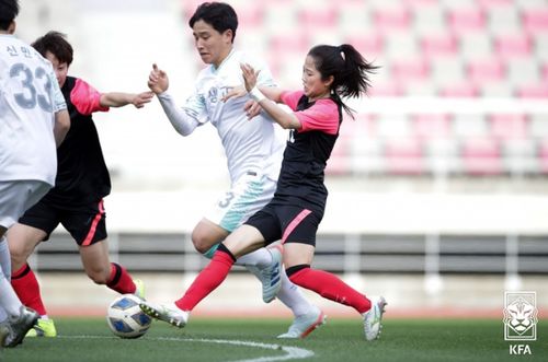 揭幕战 中国女足VS韩国 对手赛前训练照遭曝光,1女神疯狂抢镜