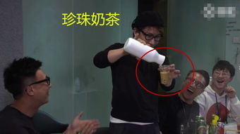 刘谦终于反击了 用花瓶变8种饮料,撕下花瓶包装后众人一阵惊呼 