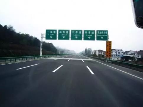 高速上开车时走哪个车道更安全 千万老司机经验总结