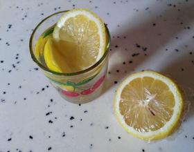 柠檬蜂蜜怎么制作柠檬蜂蜜茶(柠檬蜂蜜怎么制作柠檬蜂蜜茶的方法)