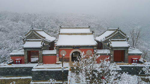 北京 航拍雪后妙峰山 寺庙红墙与白雪相映衬 