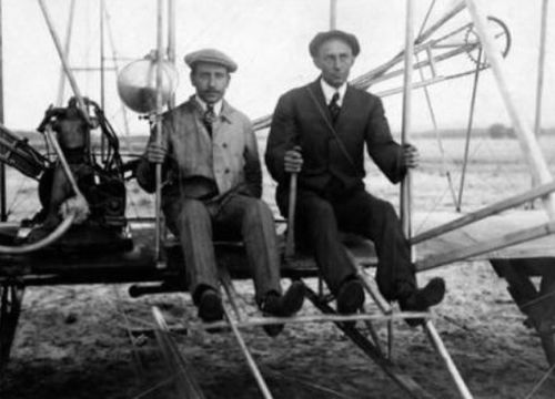 莱特兄弟发明飞机的故事 