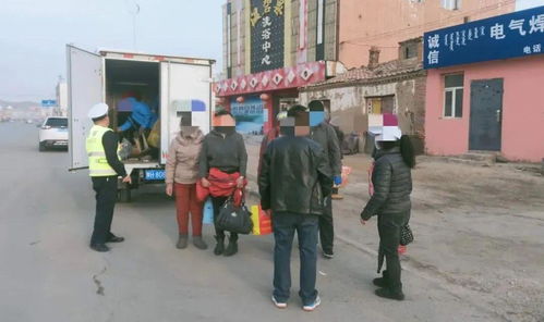 锡林郭勒盟交警查获两起货车违反规定载客违法行为