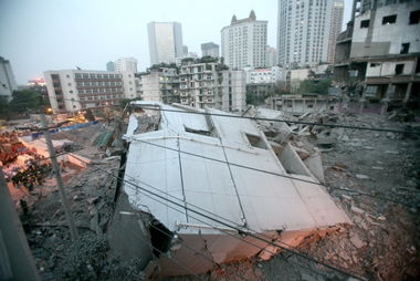 成都一幢在拆大楼突然倒塌 