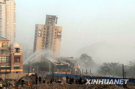 柳州闹市高楼爆破失败 一半倒下一半成 斜塔 