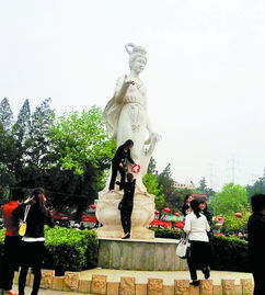 游客拍照爬上雕像 王城公园牡丹仙子 请别伤害我 
