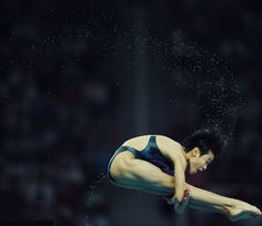 王鑫获得女子10米跳台铜牌 水花飞起 