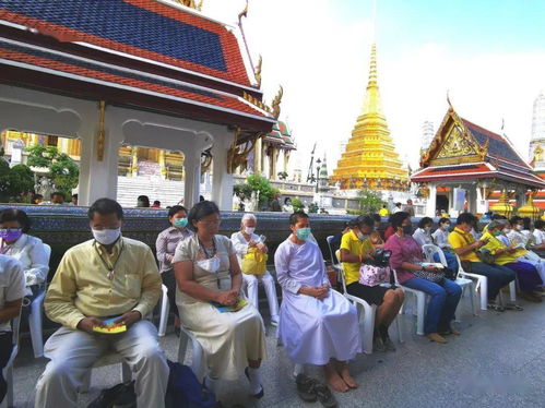 泰国僧侣玉佛寺诵经为王室祈福