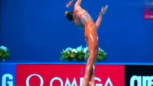 女子花样游泳团体赛,女选手出水后的空翻动作,一般人做不来 