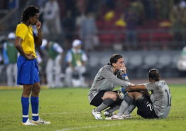 女足美国队夺冠 巴西队球员在赛后伤心 