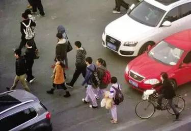警惕 广西多地街头出现一女子将车拦下一头撞过去 