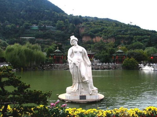 曾是杨贵妃的 私人浴池 ,现成了许愿池,贵妃雕像不忍直视