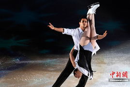 世界花样滑冰大赛选手演绎冰上浪漫 