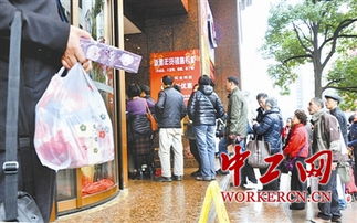 上海 老字号食品店前排起长龙 