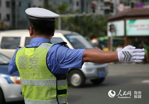 高清 高考首日在街头执勤保畅通的海南交警 