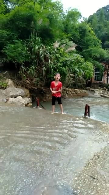 村里的孩子,小溪里玩水 