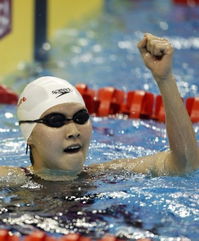女子200米蝶泳焦刘洋夺冠 握拳庆祝夺冠 