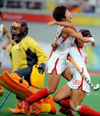 女子曲棍球中国队晋级决赛 中国队员庆祝进球