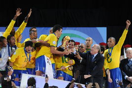 联合会杯颁奖仪式 布拉特为冠军巴西队颁奖