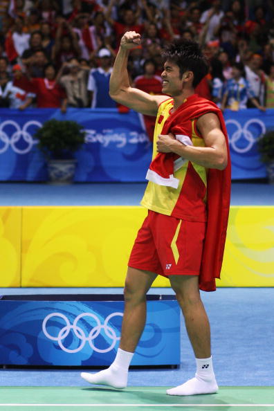 奥运会羽毛球男单决赛 林丹夺冠身披国旗