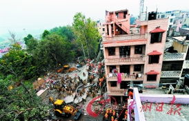 印度居民楼倒塌 致65死80伤 