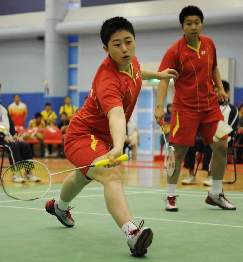 国家羽毛球队赴香港访问表演 新科女双一姐