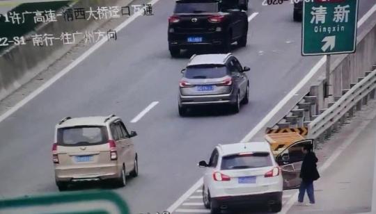 女子高速公路指挥倒车 驾驶人被罚