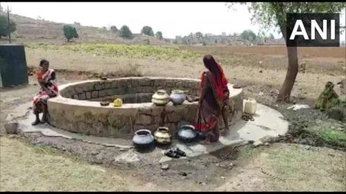 印度中央邦缺水连水井都快干了,女子徒手爬到井底取水