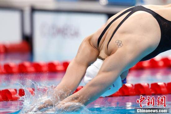 中国香港选手何诗蓓摘女子100米自由泳银牌